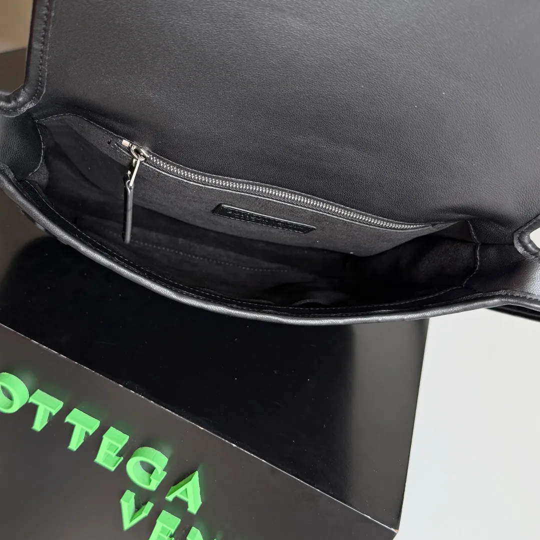 Batch 2020 BOTTEGA VENETA2025 new Veneto flip back bag has been changed from the previous zipper style to a flip design, which is safe, convenient and fashionable. The suction buckle style is also more popular among boys and girls❤️but the zipper compartment is still retained inside. It is not only comfortable, but also elegant and calm, and looks more casual. It is suitable for matching with all kinds of business and casual clothes 😊 to add casual sexiness and make the outfit more complete. The weaving process looks more old-money and retro, and it also has piping processing. Suitable for daily scenes such as shopping and commuting, comfortable and stylish! 💼 Style number: 843836 Color: black Size: 26*18.5*5cm